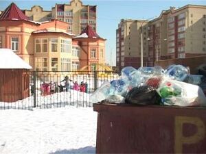 Гулять рядом с наполненными мусорными контейнерами…