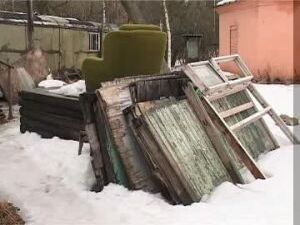 Переполненные контейнеры для сбора ТБО и мусор на…