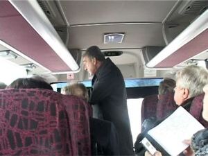 Этот автобус с пассажирами не делал остановок — ехали…