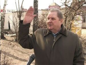 Снег сошёл, а многие дворы покрылись слоем бытовых…