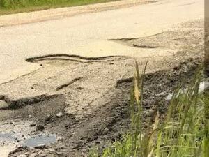 Глубокие ямы создают аварийные ситуации на дорогах и…