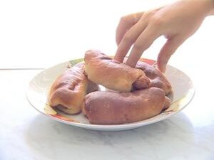 Считается, что булочки с сосиской — «хот-доги» являются…