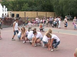 Уже несколько лет подряд в августе на площади Молодёжи…