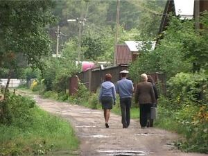 Летом многие дачники уезжают за город, но прибыв на…