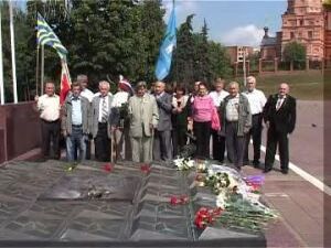 Ежедневно 15 августа на площади Победы встречаются…