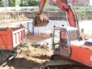 На улице Первомайская котлован становится всё шире и…