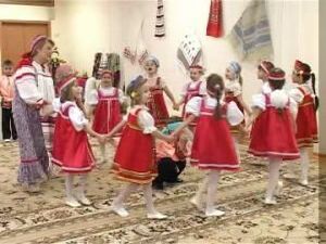 В детском саду №82 чтут русские традиции. Дети играют на…