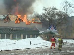 Крупный пожар произошёл в торговом центре на улице Чугунова.