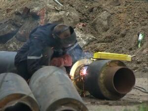 В районе ДК «Орбита» уже неделю ведутся ремонтные работы…