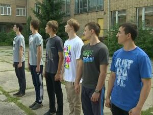 В 21-ой школе с 3-его июня началась военная подготовка…