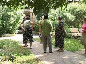 Сломанная детская площадка, заросшая территория и…