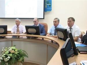 По понедельникам представители администрации, главы…