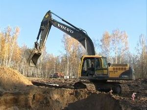 Недалеко от Дергаевской школы № 23 кипит работа. При…