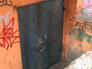 Некачественные двери, закрывающие вход в подвальное…