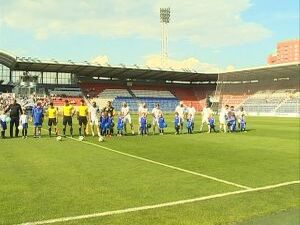 Вот снова овацией бурной взрывается наш стадион — мы…