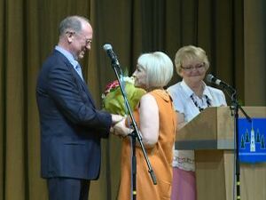 Издательская группа «Круглый стол» во главе с главным…