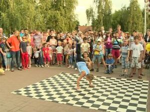 Каждый четверг августа на площади молодежи собираются…