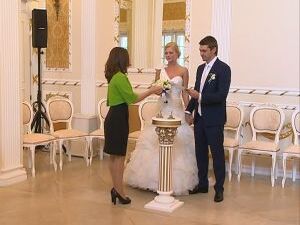 На первый взгляд работа ведущего церемоний регистрации…