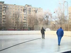 На календаре еще ноябрь, а в Холодово уже залит каток…