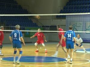 Мужские и женские команды ветеранов из многих уголков…