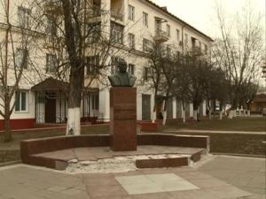 На днях вандалы частично поломали ряд памятных бюстов в…