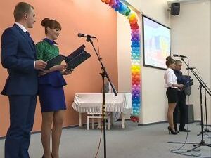 Разноцветные шары, сцена, микрофоны и полный зал. Город…