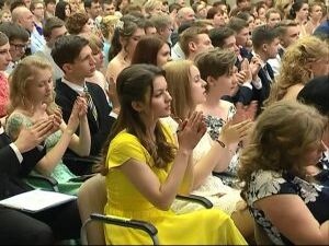 Улыбки на лицах, красивые платья и костюмы – это не…