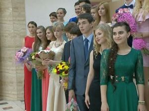 Они закончили школу с отличием. Во Дворце Культуры им…