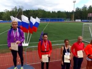 Ачери биатлон отличается от традиционного биатлона видом…