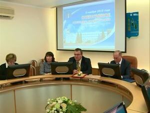 Сегодня, как и всегда по понедельникам, в здании…