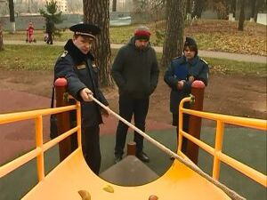 Месяц назад в городском парке была открыта игровая…