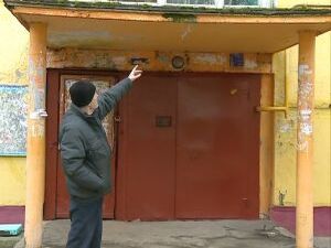 Может ли подъездный навес обрушиться на головы людям…