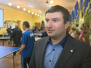 Раз удар, два удар – и шарик ловко и легко летит над…