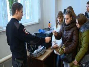 Каждый взрослый человек хотя бы раз в жизни читал…