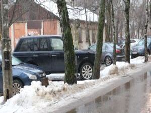 Парковка вместо двора давно не радует жителей дома  26/1…