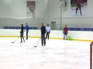 Ледовая арена превращается в зону пляжного отдыха, такое…