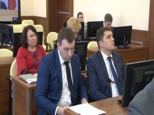 Вчера, как и всегда по вторникам, в здании администрации…