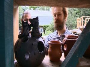 Илья Калашников занимается гончарным делом, совмещая…