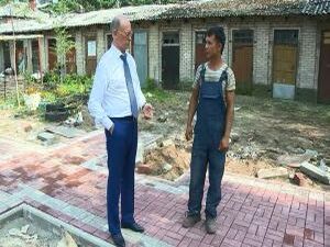 Наш город с каждым годом становится все краше…