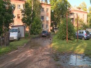 Дыру вместо потолка в общем коридоре дома обнаружила…