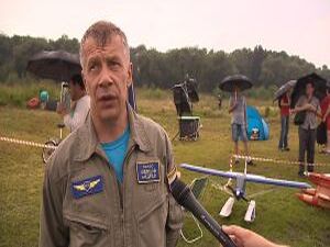 В их руках летает даже потолочная плитка. И мастерство…