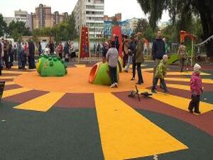 На улице Левашова в любое время года и в любую погоду…