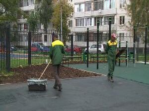 На улице Свободы стоит хоккейная коробка. она давно…