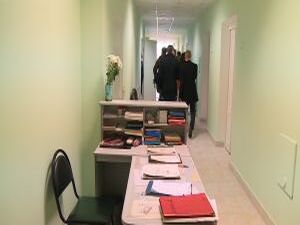 Старые темные окна, полы в заплатках – все это осталось…