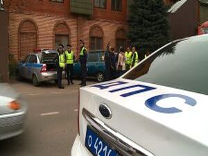 Перейти оживленную проезжую часть с завязанными глазами…