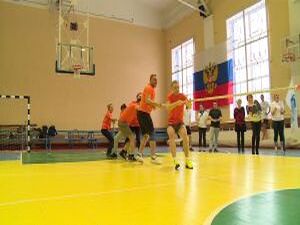 Начало спортивного года — с Кубка Дружбы. На стадионе…