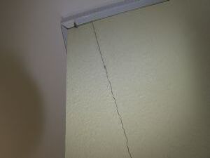 Батареи холодные, из окон дует, свет на ночь выключают…