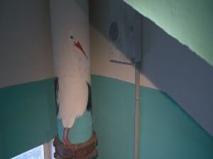 Разрисованные стены, покореженные почтовые ящики, окурки…