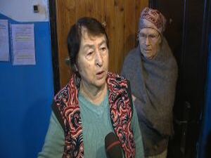 Входная дверь в подъезд промерзает, окна старые и в них…