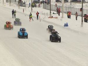 Рев мотора, снег из-под колес и управляемые заносы. На…